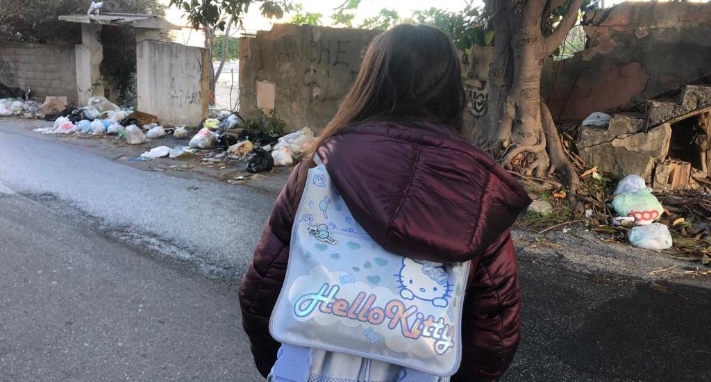 Reggio, a San Giovannello studenti sommersi dai rifiuti – FOTO