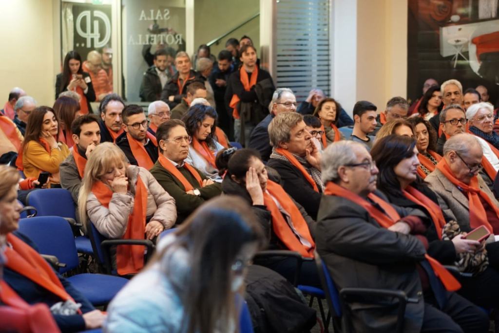 Regionali Calabria – Le sciarpe rosse di Pippo Callipo: ‘Rivoluzione e amore per una nuova Calabria’