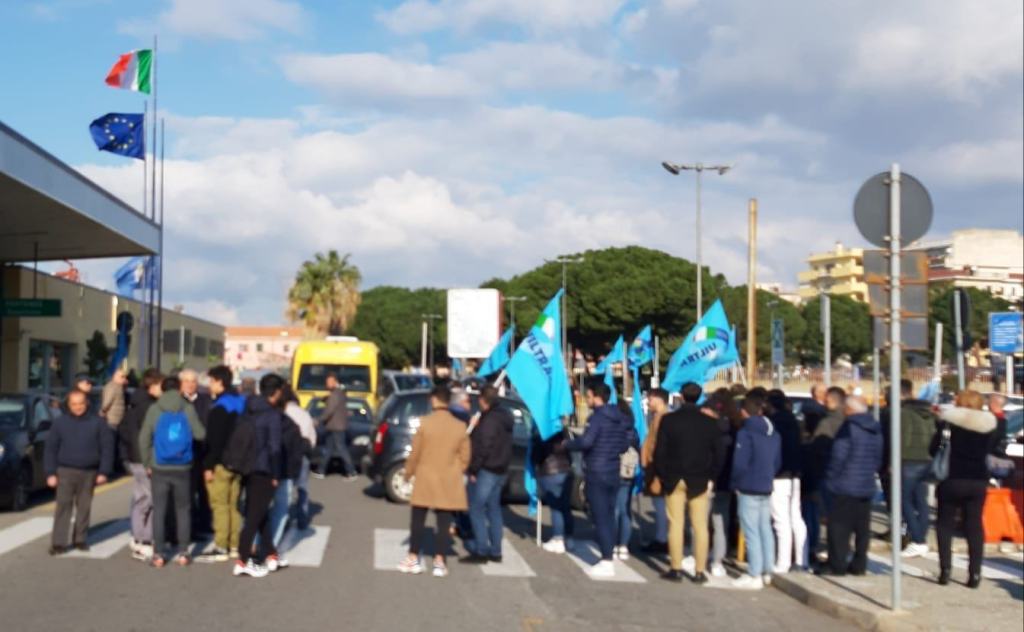 Aeroporto dello Stretto, la battaglia continua. Uiltrasporti: ‘Sacal assente, presto un nuovo stop’