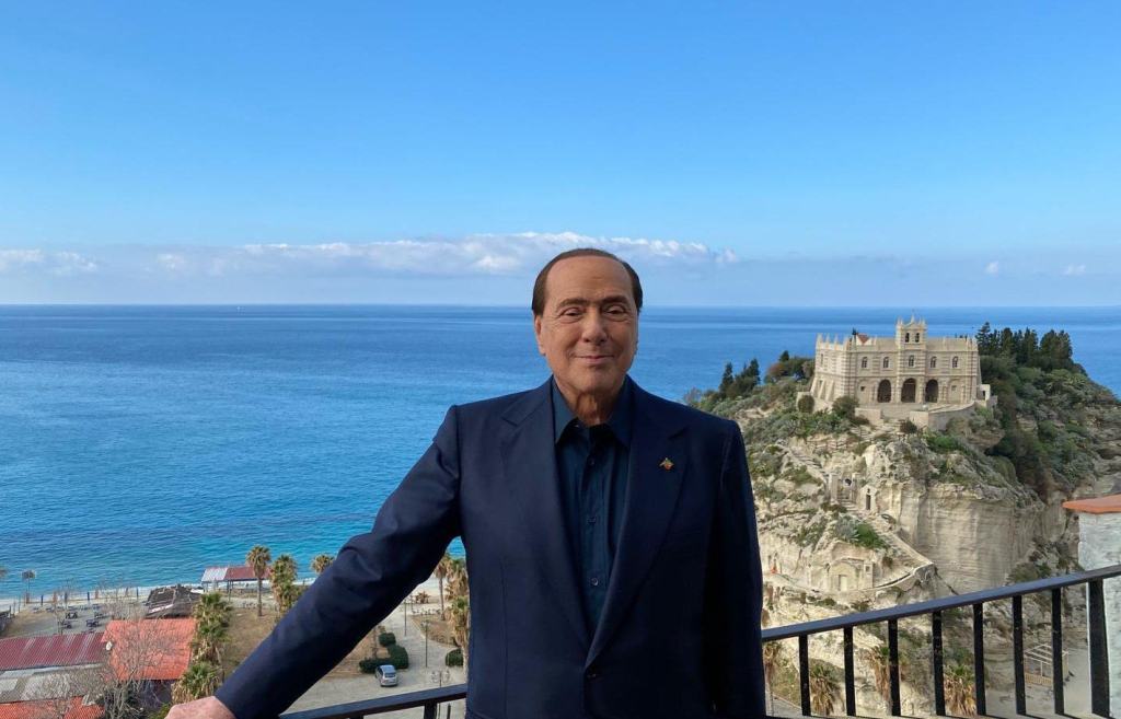 Forza Italia cambia pelle, Berlusconi: ‘L’immobilismo in politica fa male’
