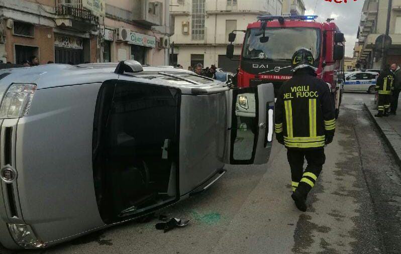 Calabria, incidente tra 3 autovetture: un conducente rimane incastrato