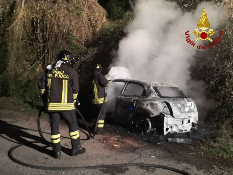 Calabria, auto in fiamme sulla SS 18: l’intervento dei Vigili del Fuoco – FOTO