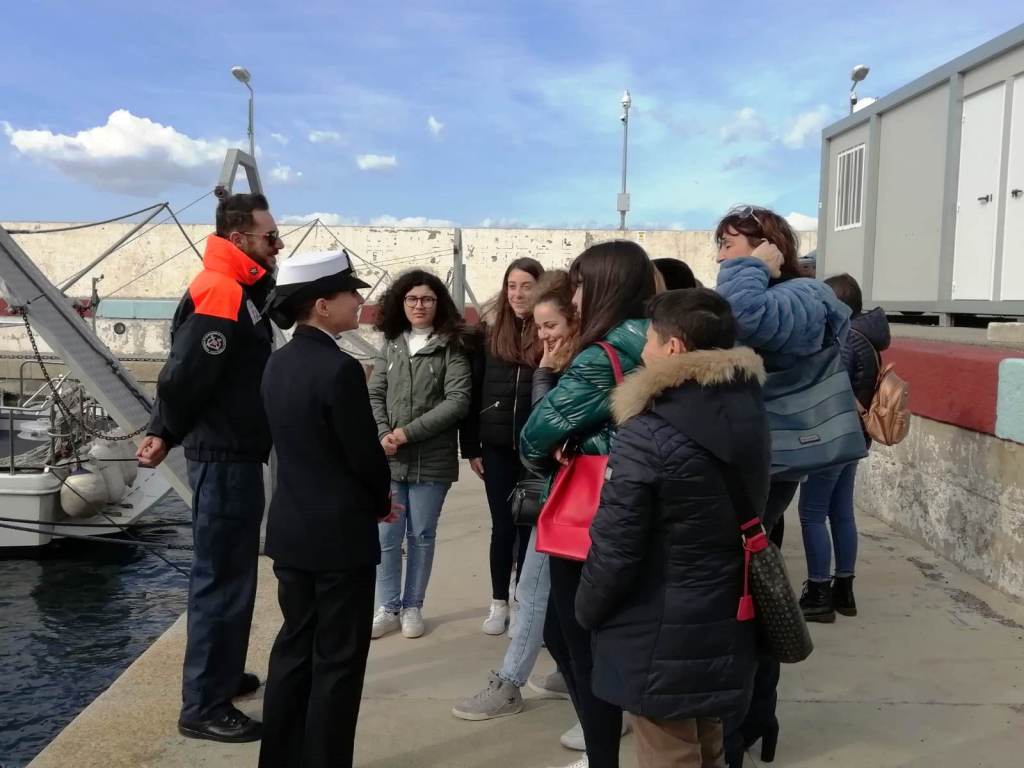 Reggio, gli alunni del ‘Gulli’ e del ‘Volta’ a scuola dalla Guardia Costiera