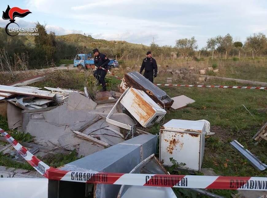 Trasportano e accantonano rifiuti senza autorizzazione. Denunciati due fratelli