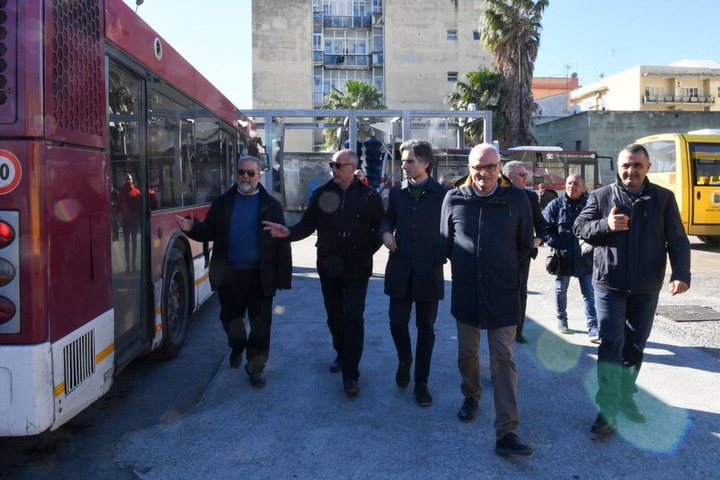 Reggio, sopralluogo del sindaco Falcomatà nel cantiere del piazzale Atam