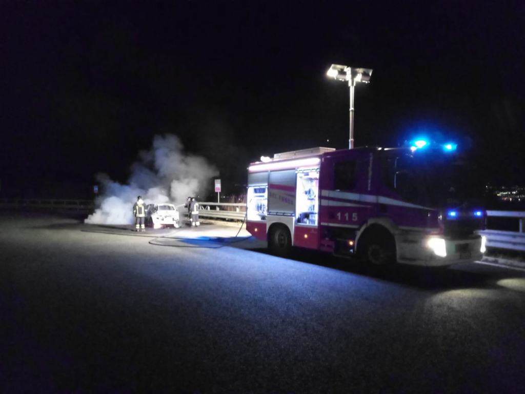 Villa San Giovanni, auto in fiamme sulla A2