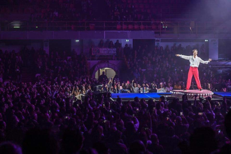 Mika in concerto svela la verità sulla scelta della tappa a Reggio