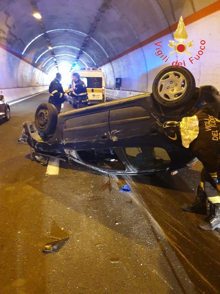 Incidente sulla SS 106, un’auto perde il controllo e si ribalta