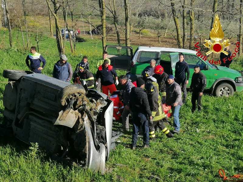Calabria, auto si ribalta e finisce in una scarpata – FOTO