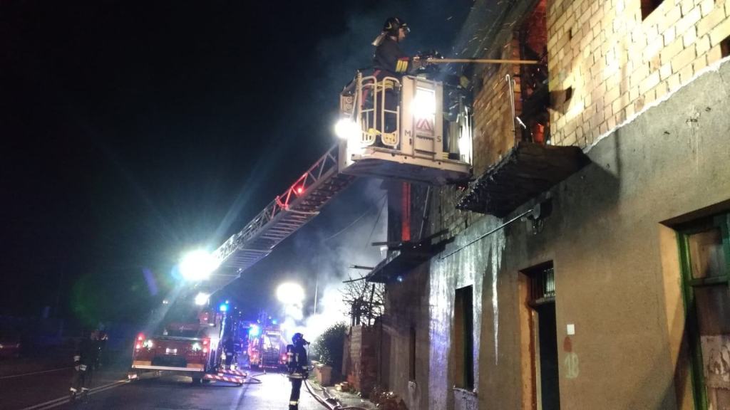 Lazzaro, vasto incendio in abitazione. Scoppiano due bombole, si salva un pompiere – FOTO