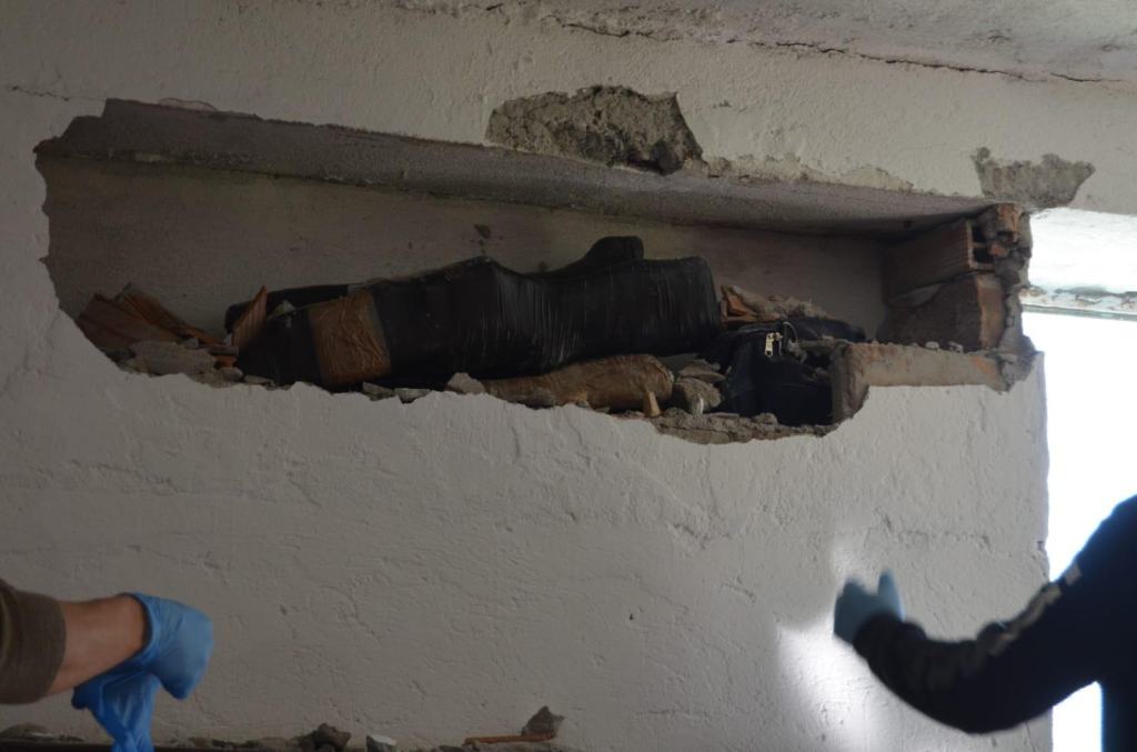 Arsenale di armi scoperto dietro un muro: due arresti in provincia di Reggio – FOTO