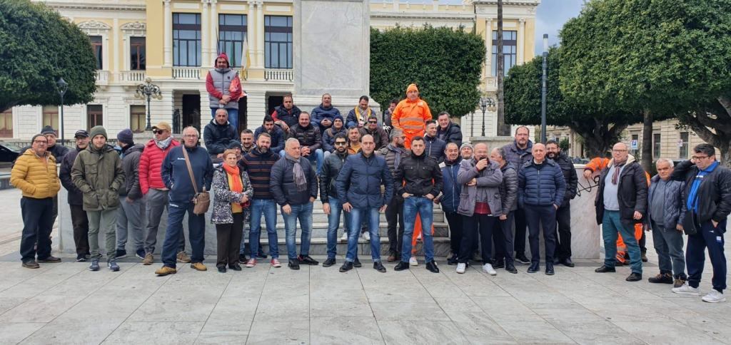 Reggio, AVR lascia operatori senza mascherine e senza stipendio: la protesta dei dipendenti