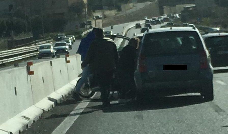 Reggio, tamponamento in tangenziale. Coinvolte due auto e un motorino