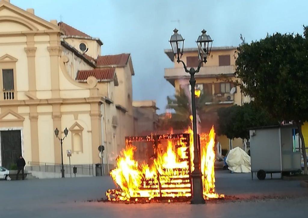 Casetta di Natale incendiata in provincia di Reggio: l’intervento dei Vigili del Fuoco – FOTO