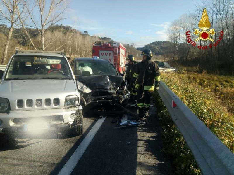 Scontro tra due auto, conducenti in ospedale: l’intervento dei Vigili del Fuoco – FOTO
