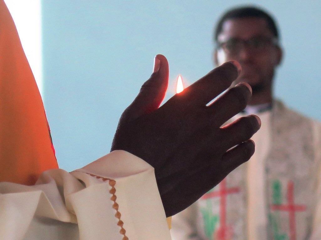 Coronavirus, anche la religione fa dietrofront. I vescovi calabresi: ‘No al segno della pace’