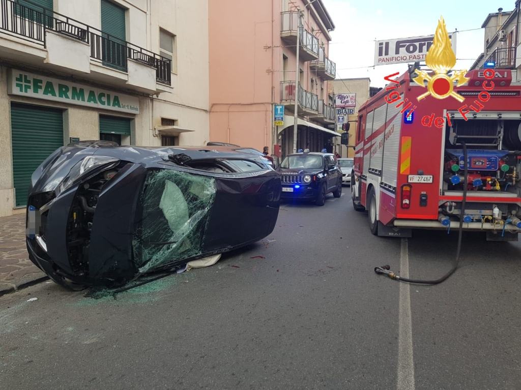 Calabria, perde il controllo dell’auto e si ribalta: due feriti – FOTO