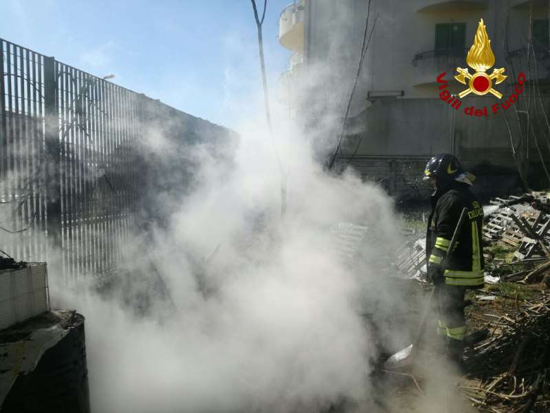 Calabria, rifiuti in fiamme vicino ai contatori del gas: l’intervento dei Vigili del Fuoco – FOTO
