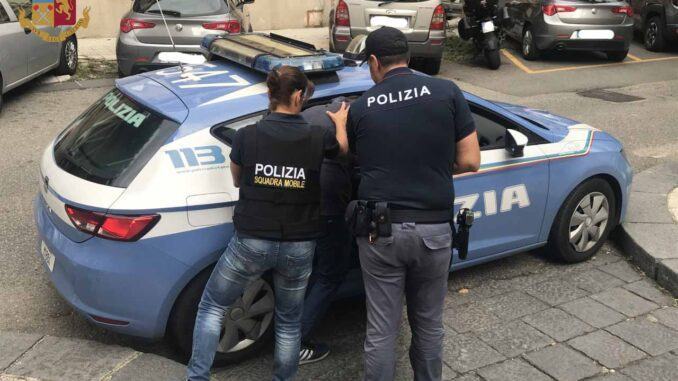 Reggio, poliziotto in borghese sventa una rapina in centro città