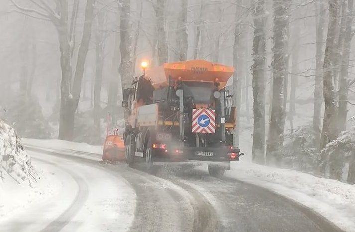 Calabria, neve sulle strade di Vibo: uomini a lavoro