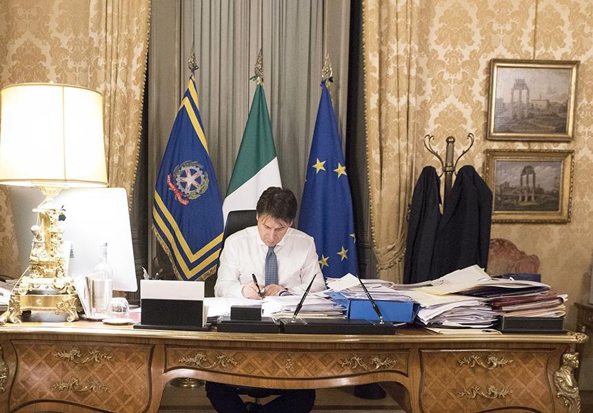 Coronavirus, Conte firma il nuovo decreto: tutte le misure previste