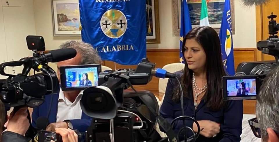 La Santelli gioca d’anticipo: via libera a bar e ristoranti all’aperto. Ok a spostamenti per sport