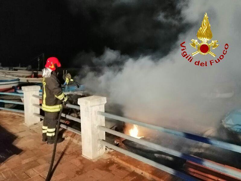 Calabria, cinque barche avvolte dalle fiamme – FOTO