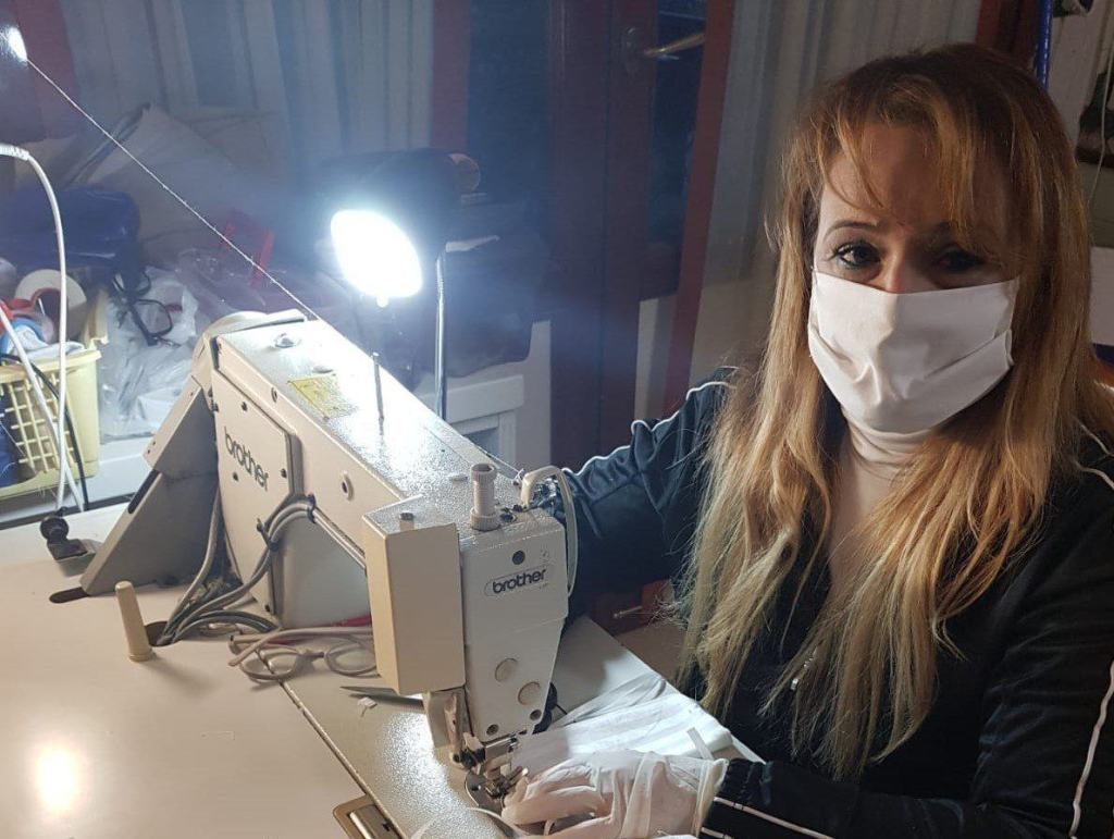 Coronavirus e mascherine, l’iniziativa di una sarta reggina – FOTO