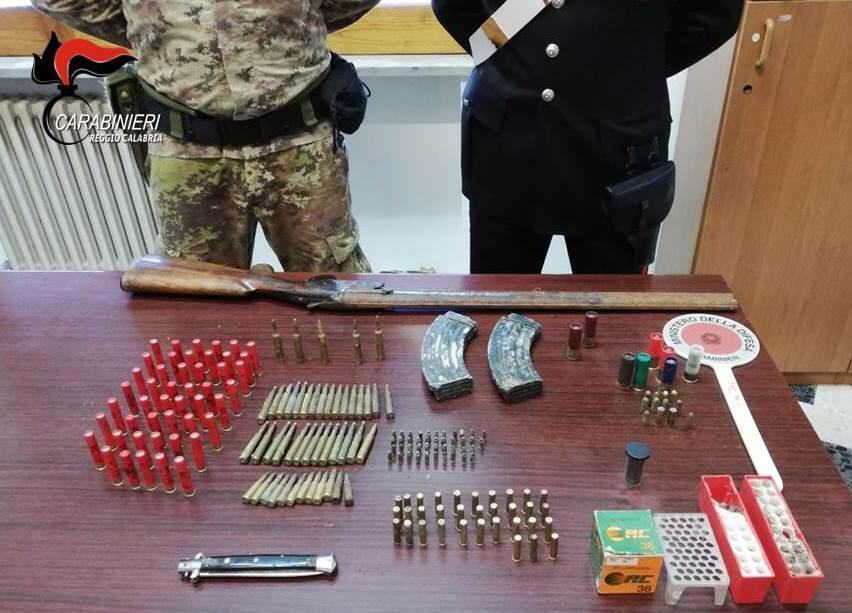 Trovato in possesso di armi e munizioni da guerra: un arresto nel reggino