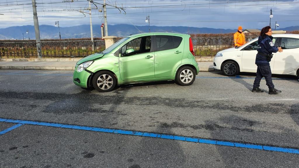Reggio, incidente sul Lungomare Falcomatà. Auto si ribalta: un ferito – FOTO