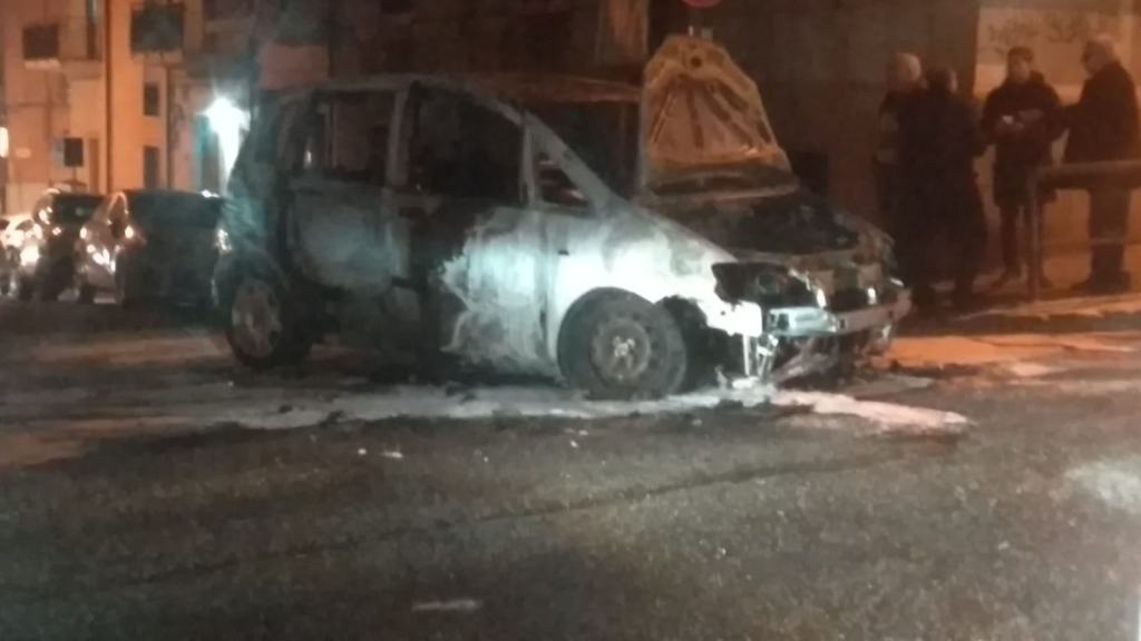 Reggio, auto in fiamme in centro città – FOTO
