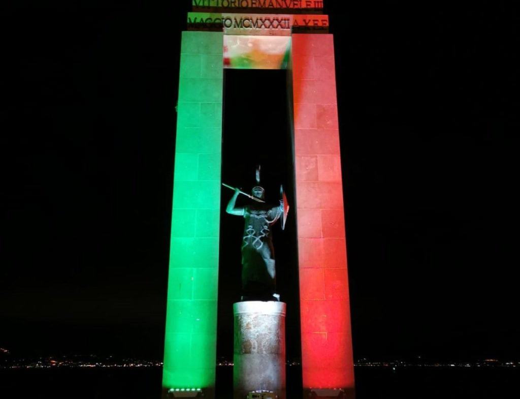 Coronavirus a Reggio, la dea Athena si illumina con il tricolore
