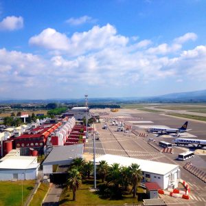 Traffico aereo, disagi e voli in ritardo di 3-4 ore all’aeroporto di Lamezia.