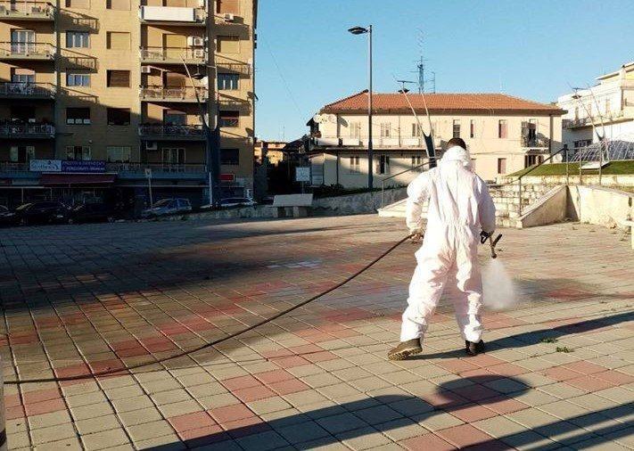 Reggio, operatori Avr al lavoro per il ciclo di igienizzazione della città – FOTO