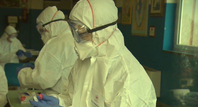 Covid in Calabra, il bollettino: calano i contagi (ma con meno tamponi), 3 i decessi