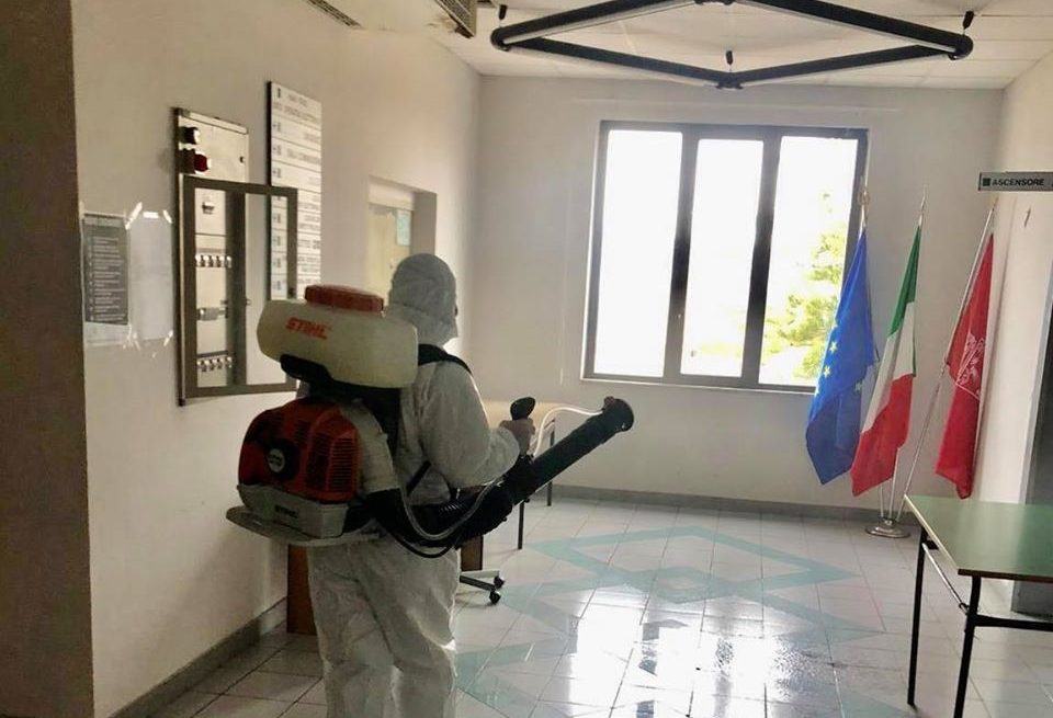Coronavirus a Reggio, sanificazione di scuole e uffici. Falcomatà: ‘Non smettiamo di vivere’