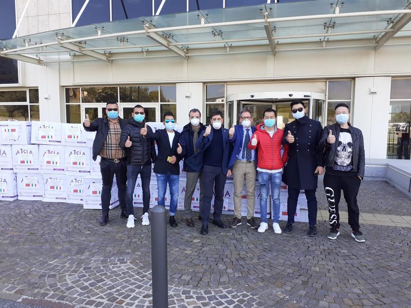 Calabria, imprenditori cinesi donano alla Regione 1600 tute protettive