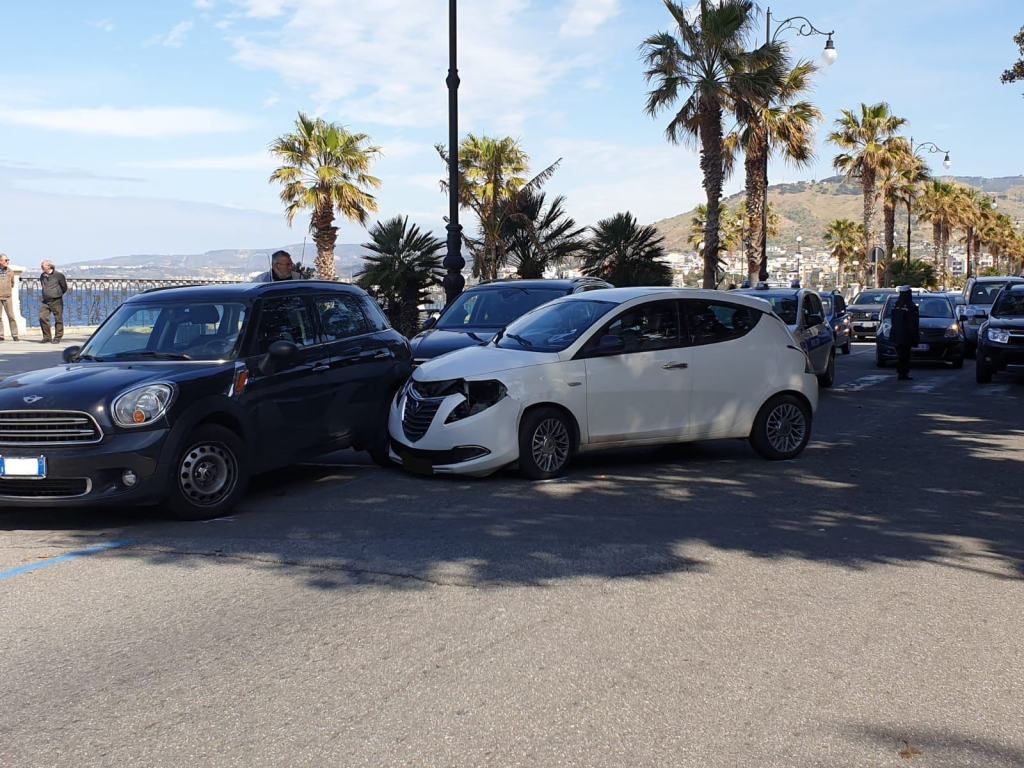 Reggio, incidente in via marina: coinvolte 4 autovetture