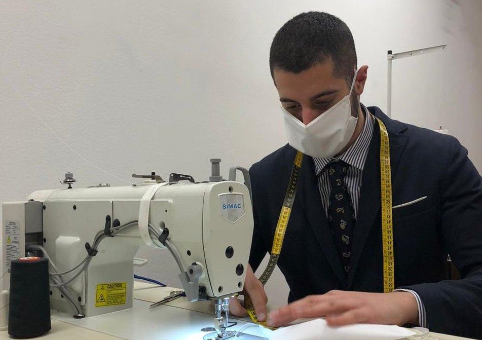 Coronavirus, giovane artigiano calabrese realizza e dona mascherine ai più bisognosi