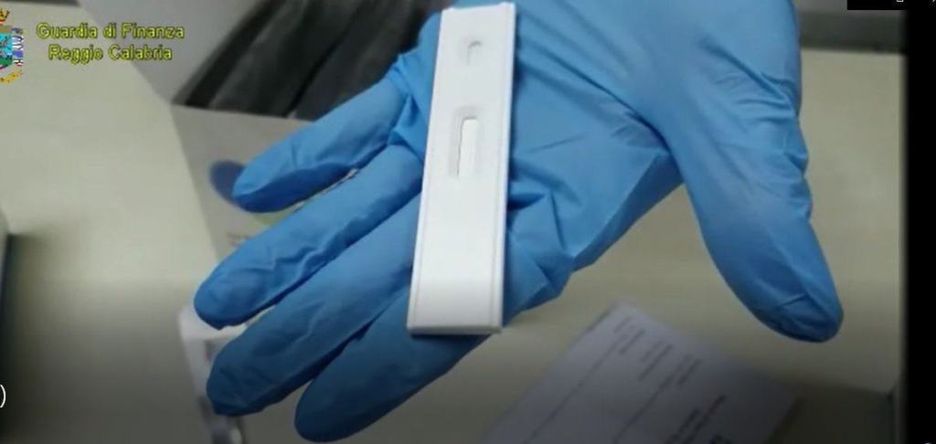 Reggio, sequestrati 900 kit per la diagnosi del COVID-19 privi di validazione