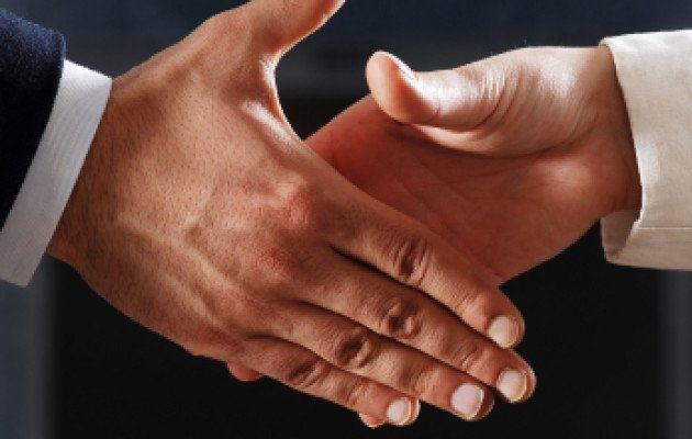 Vietati baci, abbracci e strette di mano: il ‘dramma’ dei reggini