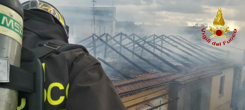 Calabria, le fiamme avvolgono il tetto di alcune abitazioni a schiera – FOTO