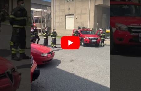 Omaggio dei Vigili del Fuoco al personale sanitario di Reggio Calabria