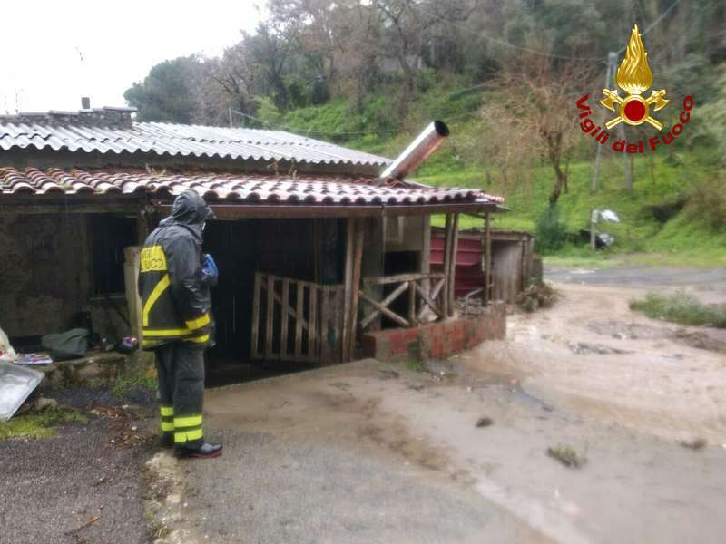 Maltempo in Calabria, gli interventi dei Vigili del Fuoco tra frane ed esondazioni – FOTO