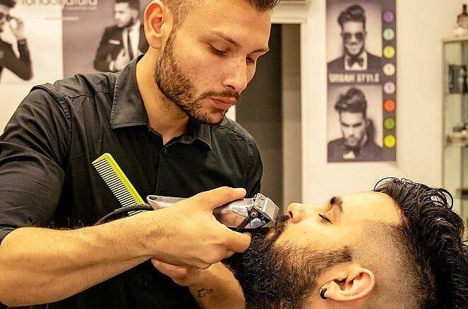 ‘È come averci tolto casa’: il grido di speranza di un giovane barbiere reggino