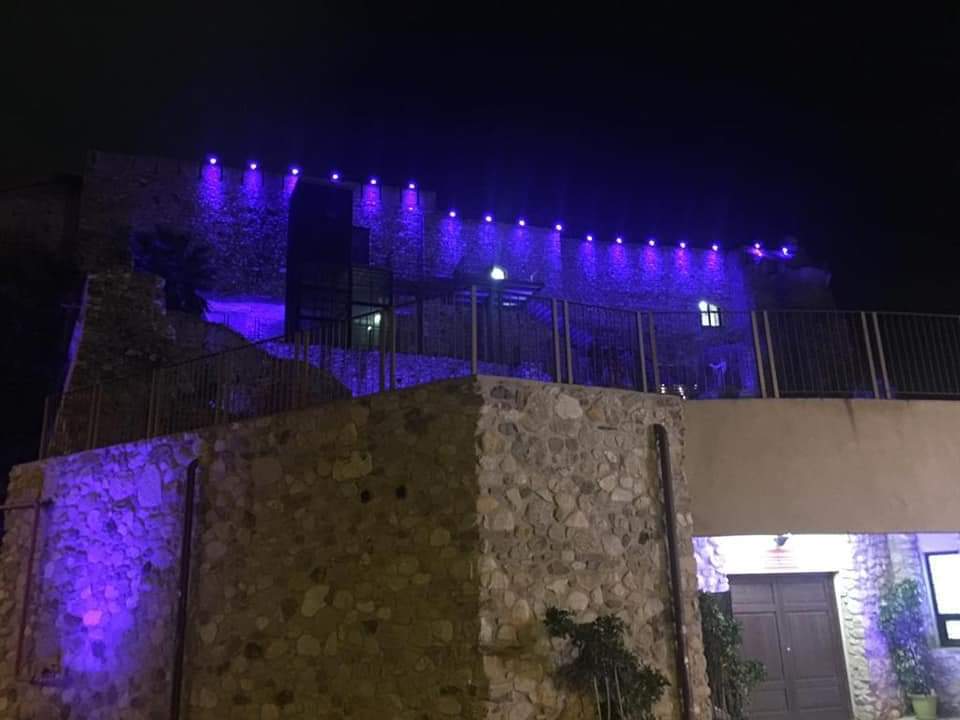 Reggio e l’autismo: il Castello Aragonese tinto di blu – FOTO
