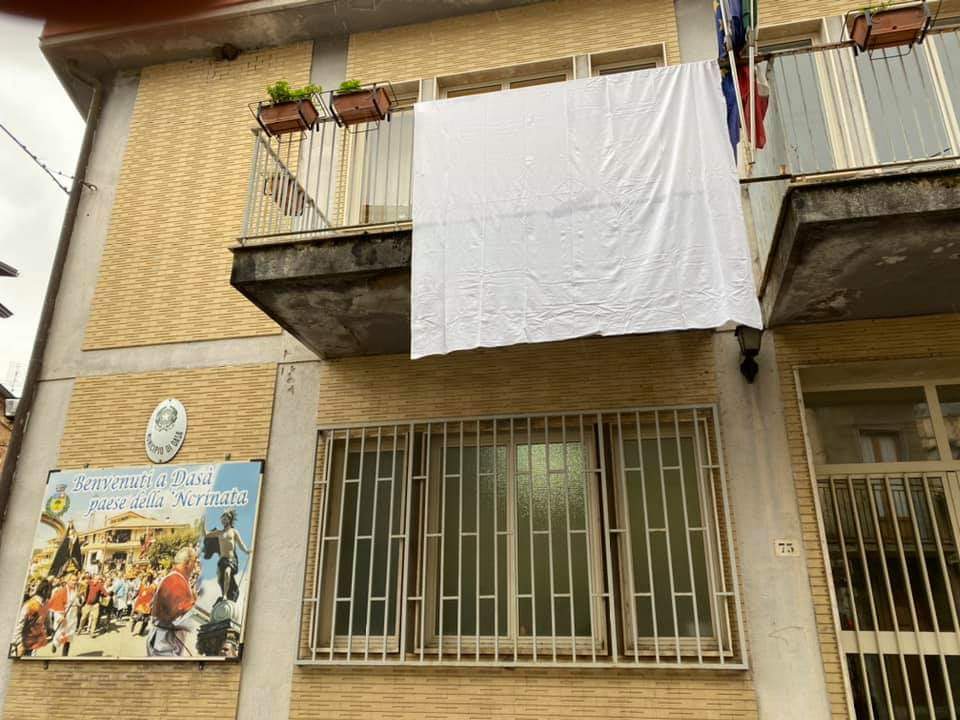 ‘Ciao Lorena, Dasà ti saluta’: l’iniziativa di un Comune calabrese – FOTO