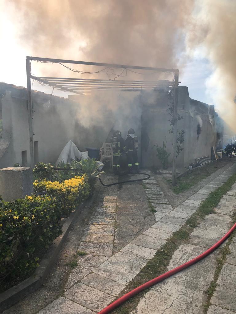 Reggio, incendio in un deposito della zona sud – FOTO