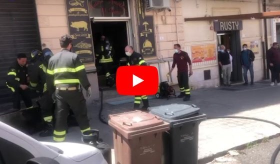 Incendio in una macelleria del centro: le operazioni dei Vigili del Fuoco