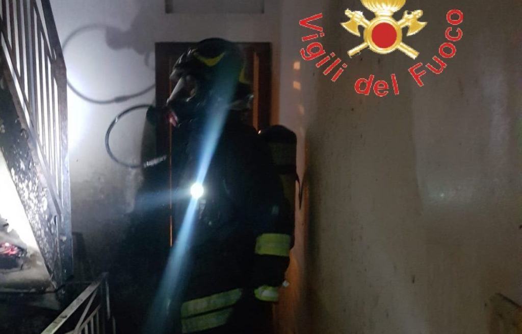 Lamezia, incendio in abitazione: ustionata una bambina